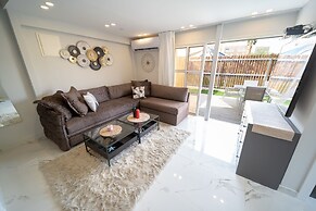 Boutique and garden apartments in Hawaii complex by YalaRent - Familie