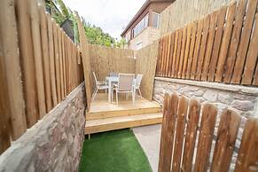 Boutique and garden apartments in Hawaii complex by YalaRent - Familie