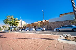 Boutique and garden apartments in Hawaii complex by YalaRent - Familie