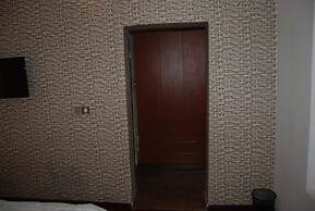 Kings Court Apartment