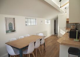 The Old Post Office - Bright & Modern 4bdr Townhouse With Private Gard