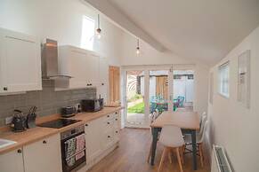 The Old Post Office - Bright & Modern 4bdr Townhouse With Private Gard