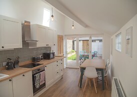 The Old Post Office - Bright & Modern 4bdr Townhouse With Private Gard