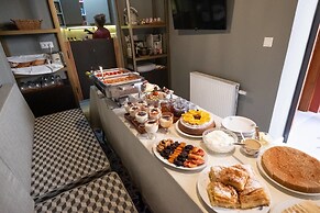 Athenian Yard Suites