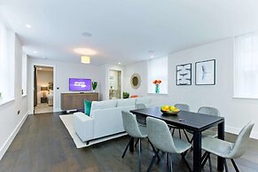 Luxury 2 bed with lift ac and concierge