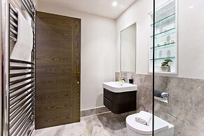 Luxury 2 bed with lift ac and concierge