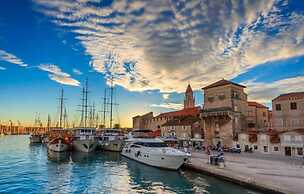Huge terrace with sea view of the bay