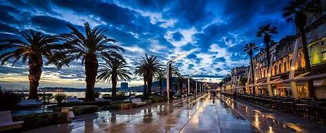 Huge terrace with sea view of the bay