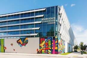 Baybreeze Apartments by Lowkl