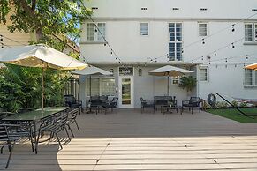 Baybreeze Apartments by Lowkl