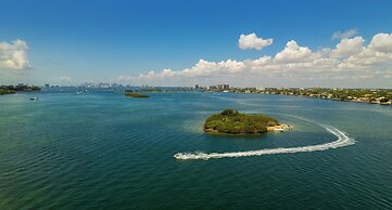 Baybreeze Apartments by Lowkl