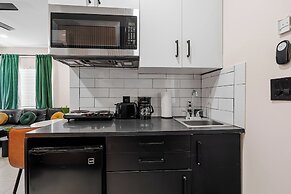 Baybreeze Apartments by Lowkl