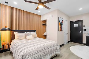 Baybreeze Apartments by Lowkl