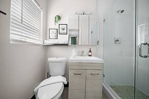 Baybreeze Apartments by Lowkl