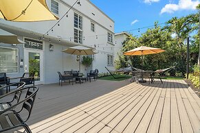 Baybreeze Apartments by Lowkl