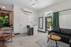 Baybreeze Apartments by Lowkl