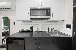 Baybreeze Apartments by Lowkl