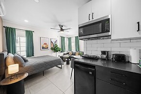 Baybreeze Apartments by Lowkl