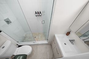 Baybreeze Apartments by Lowkl