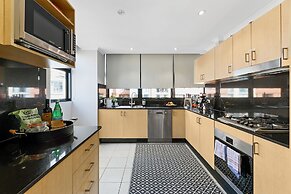 Darling Harbour Penthouse Views & Hot Tub