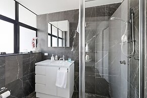 Darling Harbour Penthouse Views & Hot Tub