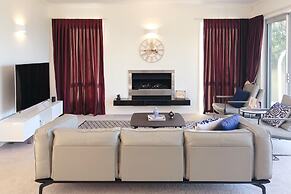 Modern Coastal Home & Award-winning Golf