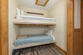 Magnolia Place 5 - Eight Bedroom Chalet