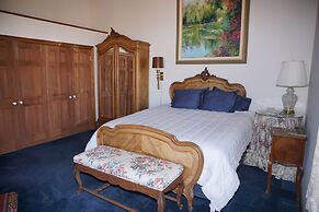 Large Family  On Adams Avenue - Ski In/out 5 Bedroom Home by RedAwning