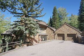 Large Wood Run 6 Bedroom Ski-in / Ski-out Access Home by RedAwning