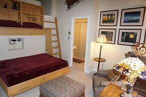 Large Wood Run 6 Bedroom Ski-in / Ski-out Access Home by RedAwning