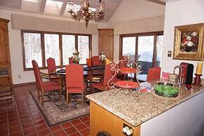 Large Wood Run 6 Bedroom Ski-in / Ski-out Access Home by RedAwning
