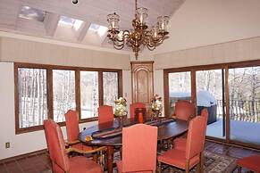 Large Wood Run 6 Bedroom Ski-in / Ski-out Access Home by RedAwning