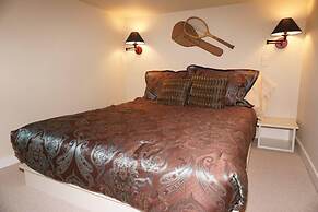 Large Wood Run 6 Bedroom Ski-in / Ski-out Access Home by RedAwning