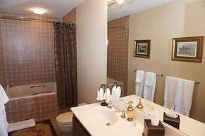 Large Wood Run 6 Bedroom Ski-in / Ski-out Access Home by RedAwning