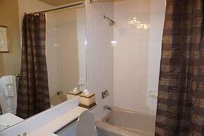 Large Wood Run 6 Bedroom Ski-in / Ski-out Access Home by RedAwning