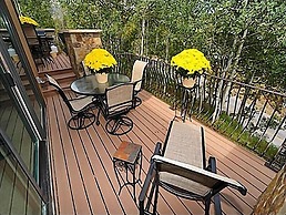 Large Wood Run 6 Bedroom Ski-in / Ski-out Access Home by RedAwning