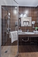 The Royal Mezbon Hotel & SPA