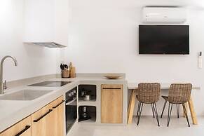 Pebble Luxury Suite by the Sea