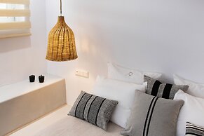 Pebble Luxury Suite by the Sea