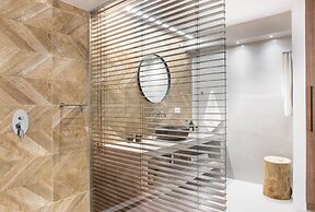 Pebble Luxury Suite by the Sea