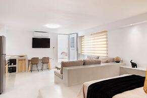 Pebble Luxury Suite by the Sea