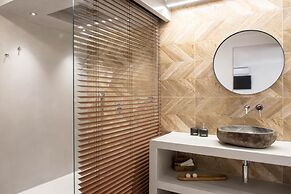 Pebble Luxury Suite by the Sea