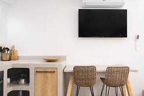 Pebble Luxury Suite by the Sea