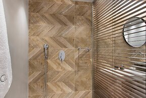 Pebble Luxury Suite by the Sea