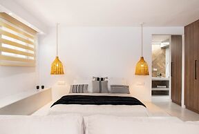 Pebble Luxury Suite by the Sea