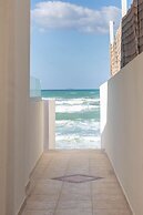 Pebble Luxury Suite by the Sea