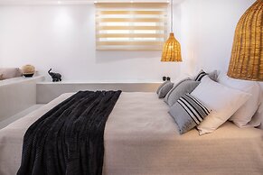 Pebble Luxury Suite by the Sea