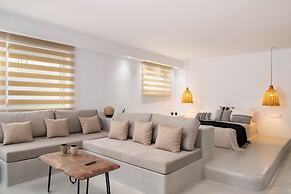 Pebble Luxury Suite by the Sea