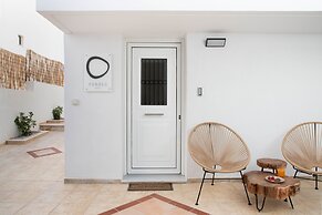 Pebble Luxury Suite by the Sea