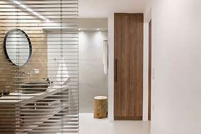 Pebble Luxury Suite by the Sea